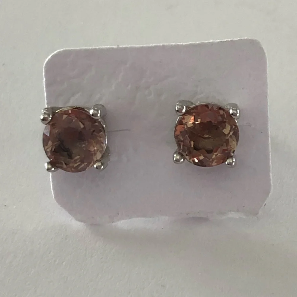 925 Silver , color changing stones green / beige stunning post earrings